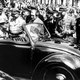 Image: Hitler en el Volkswagen Beetle. Ullstein Bild/The Granger Collection